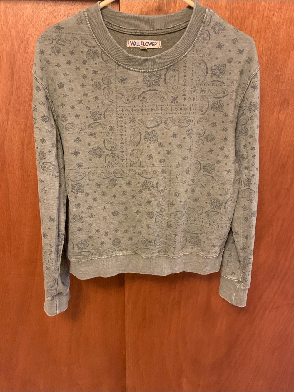 Wallflower Women’s Olive Green Bandana-Print Crewneck